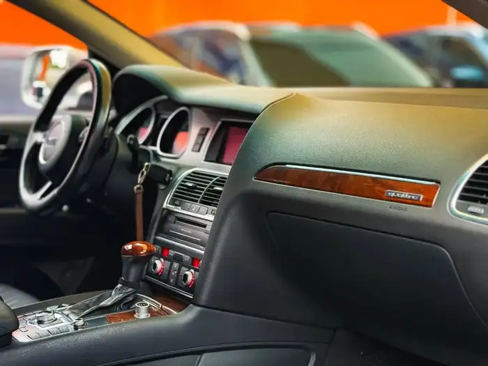 2013 Audi Q7 DE AGENCIA — 9