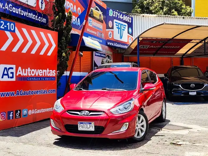 2013 Hyundai ACCENT SE — 11