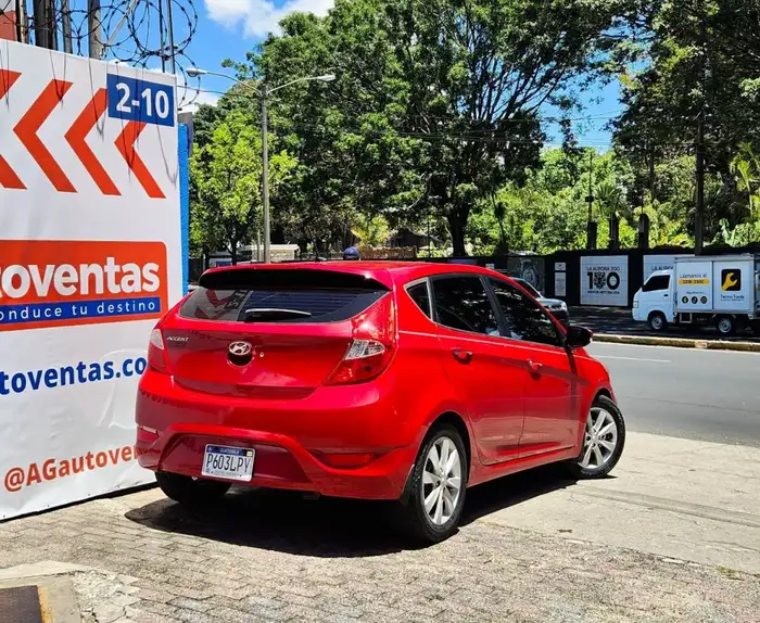 2013 Hyundai ACCENT SE — 4