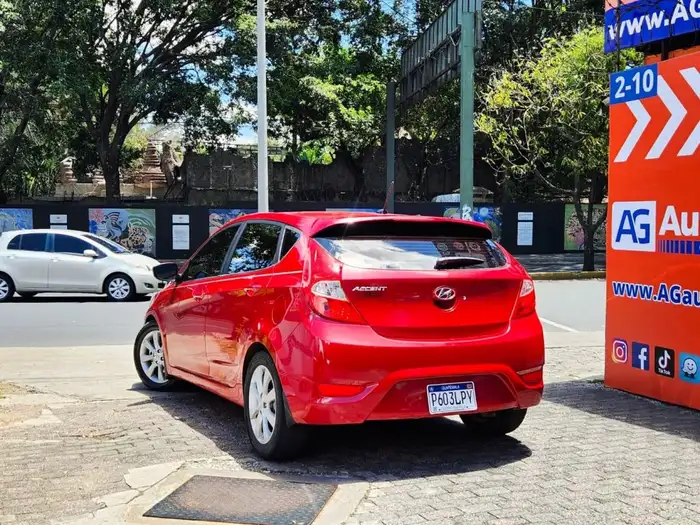 2013 Hyundai ACCENT SE — 6