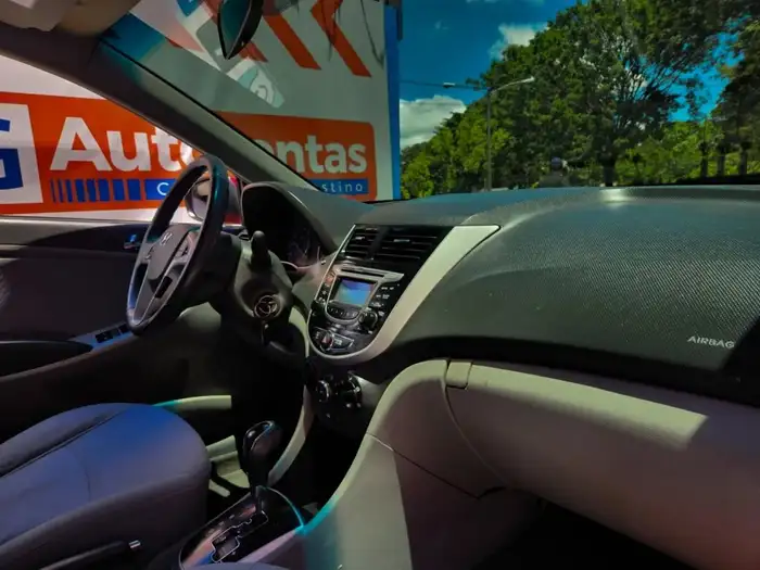 2013 Hyundai ACCENT SE — 9