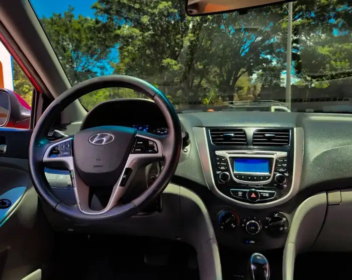 2013 Hyundai ACCENT SE — 10