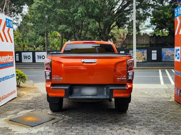 2024 Isuzu D-MAX RG 4X4 DE AGENCIA — 5