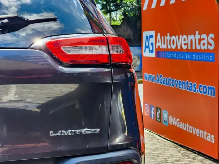 2015 Jeep CHEROKEE LIMITED 4WD — 10