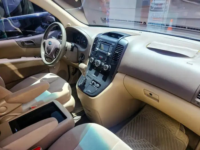 2014 Kia SEDONA LX — 9