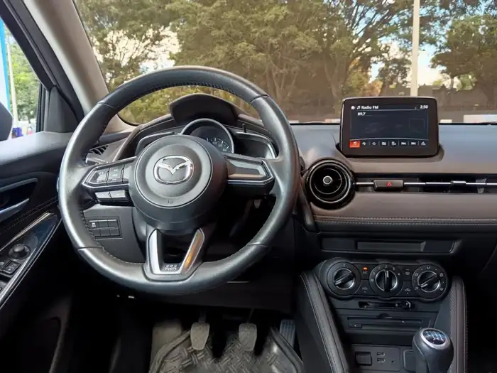 2018 Mazda 2 SEDAN MECANICO DE AGENCIA — 10
