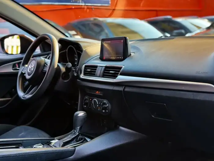 2018 Mazda 3 i SPORT — 10