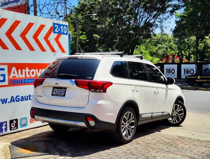 2017 Mitsubishi OUTLANDER DE AGENCIA — 4
