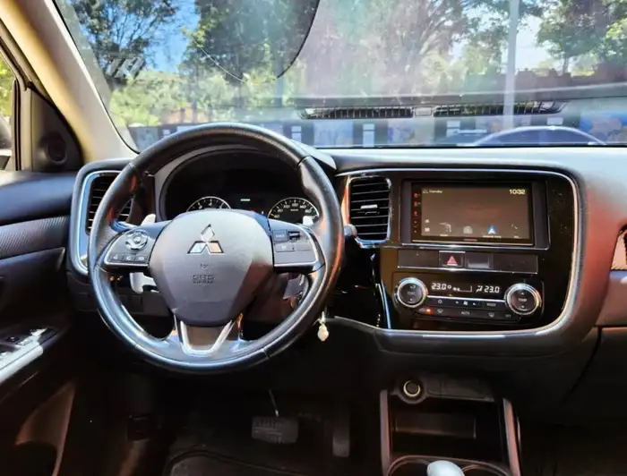 2017 Mitsubishi OUTLANDER DE AGENCIA — 10