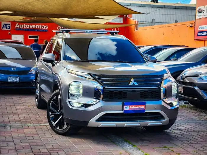 2024 Mitsubishi OUTLANDER DE AGENCIA — 2