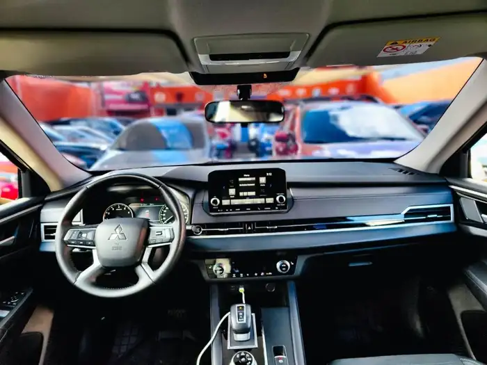 2024 Mitsubishi OUTLANDER DE AGENCIA — 8