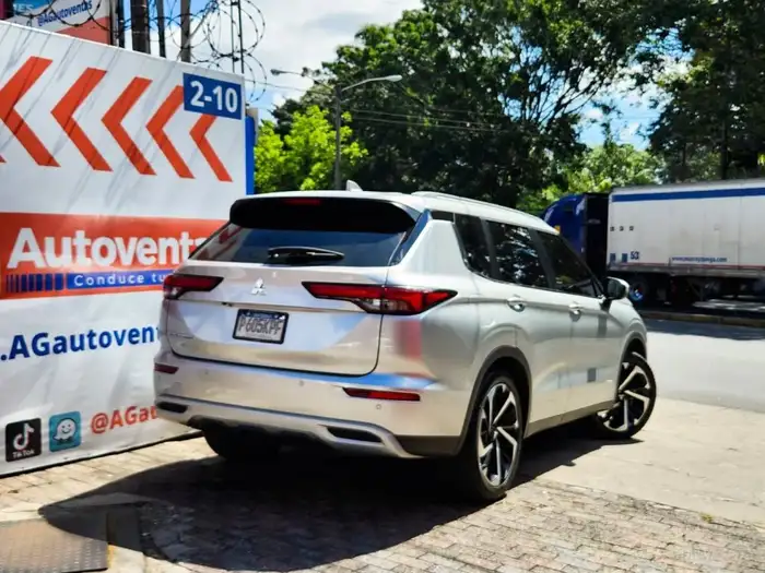2024 Mitsubishi OUTLANDER DE AGENCIA — 4