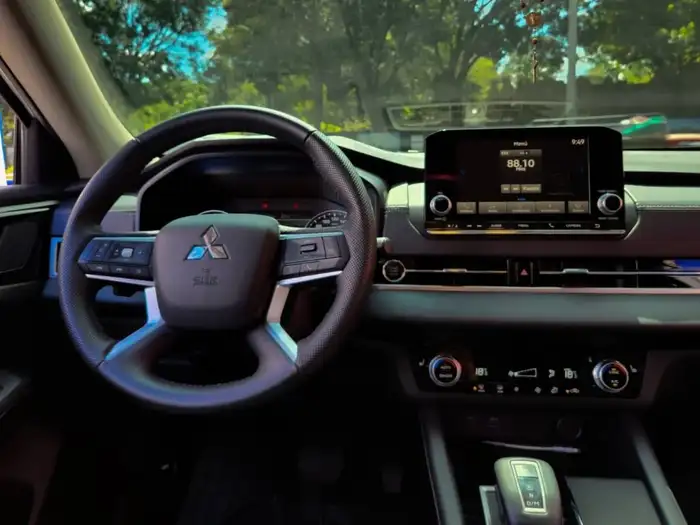 2024 Mitsubishi OUTLANDER DE AGENCIA — 10