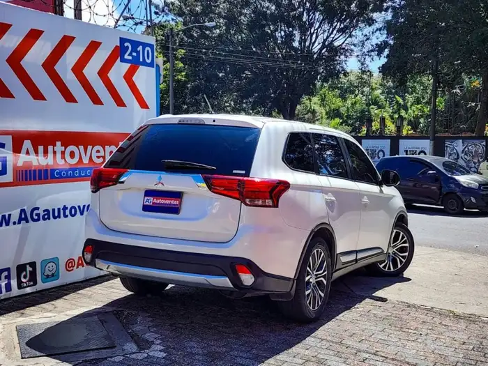 2016 Mitsubishi OUTLANDER SE AWD — 4