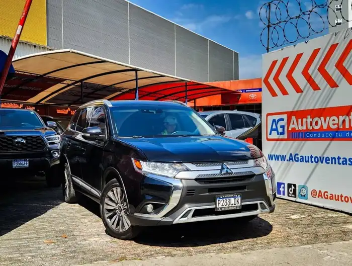 2020 Mitsubishi OUTLANDER SEL AWD — 3