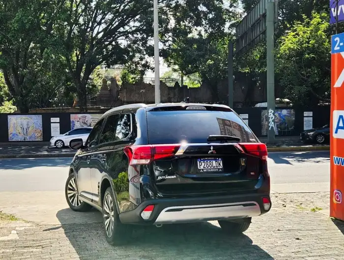 2020 Mitsubishi OUTLANDER SEL AWD — 6