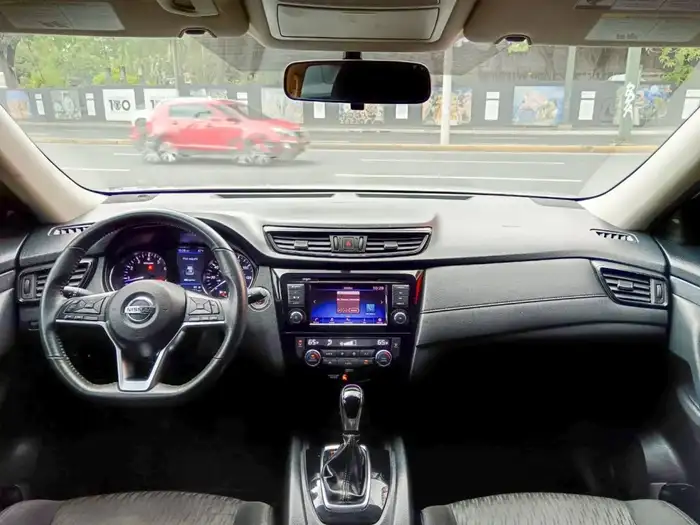 2018 Nissan ROGUE S — 9