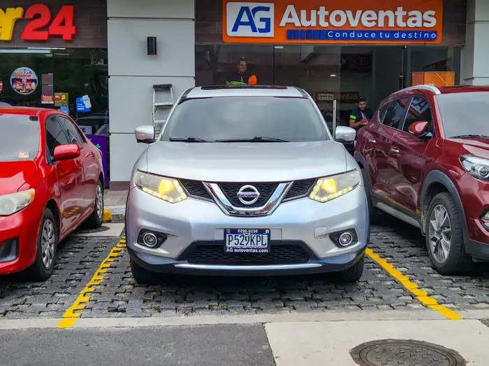 2015 Nissan ROGUE SL AWD — 11