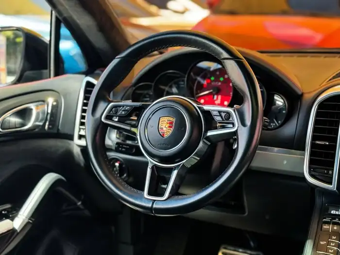 2016 Porsche CAYENNE GTS DE AGENCIA — 10