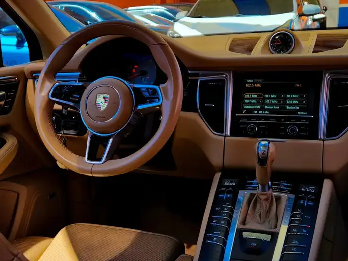 2016 Porsche MACAN S — 10