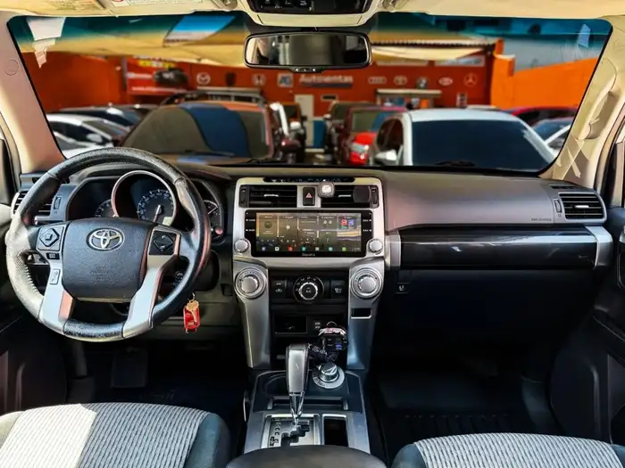 2017 Toyota 4RUNNER SR5 4WD DE AGENCIA — 8