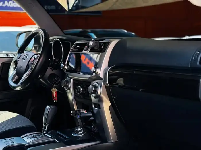 2017 Toyota 4RUNNER SR5 4WD DE AGENCIA — 9