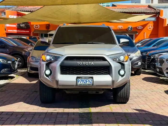 2016 Toyota 4RUNNER SR5 DE AGENCIA — 11