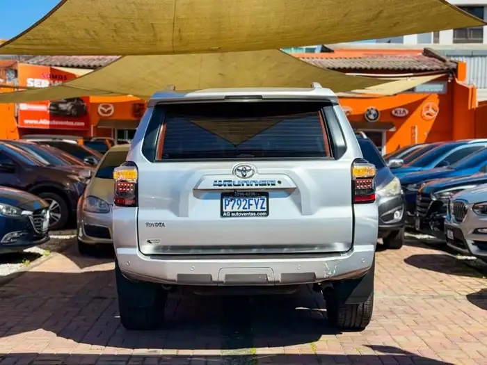 2016 Toyota 4RUNNER SR5 DE AGENCIA — 5