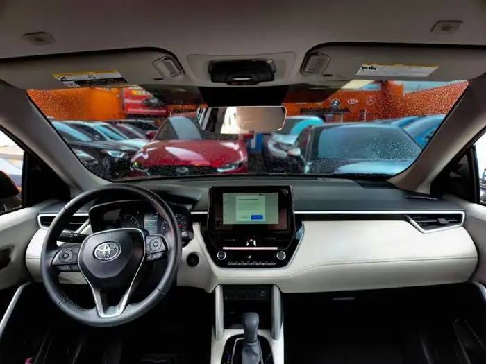 2025 Toyota COROLLA CROSS LE — 8