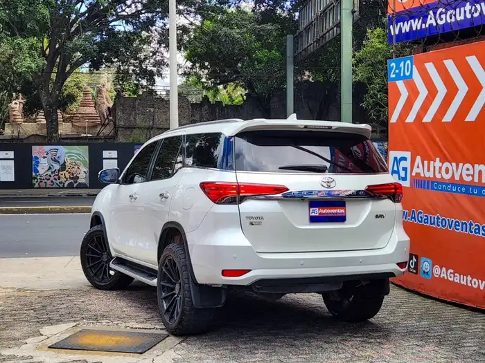 2019 Toyota FORTUNER SRV 4x4 DE AGENCIA — 6