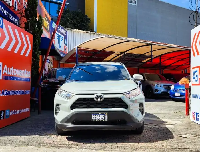 2020 Toyota RAV4 XLE 4X2 — 2