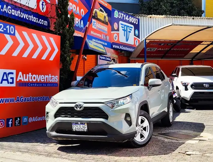 2020 Toyota RAV4 XLE 4X2 — 11
