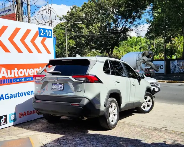 2020 Toyota RAV4 XLE 4X2 — 4