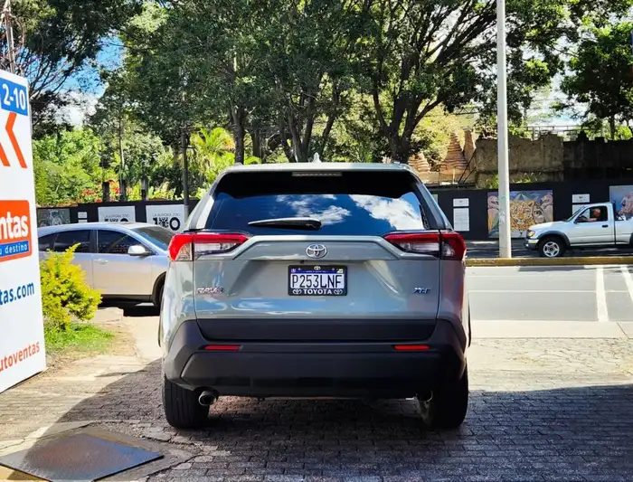 2020 Toyota RAV4 XLE 4X2 — 5