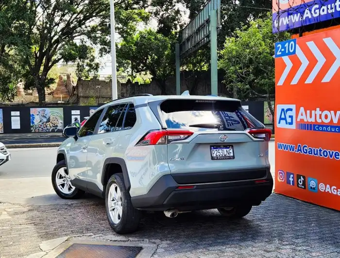 2020 Toyota RAV4 XLE 4X2 — 6