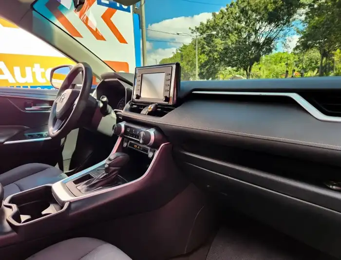2020 Toyota RAV4 XLE 4X2 — 9