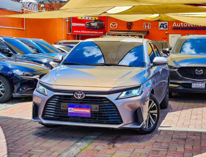 2023 Toyota YARIS E MECÁNICO DE AGENCIA — 2