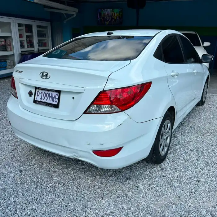 2013 Hyundai Accent — 5