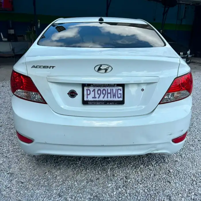 2013 Hyundai Accent — 6