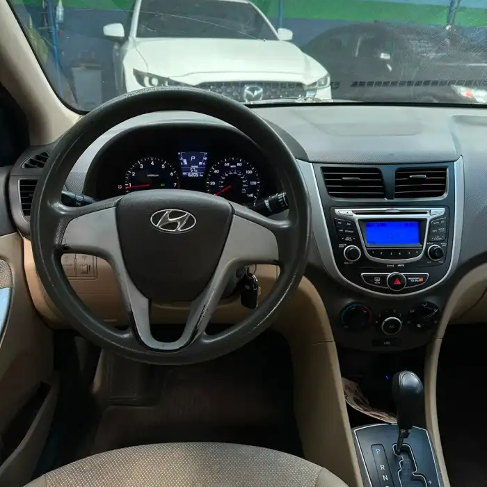 2013 Hyundai Accent — 7