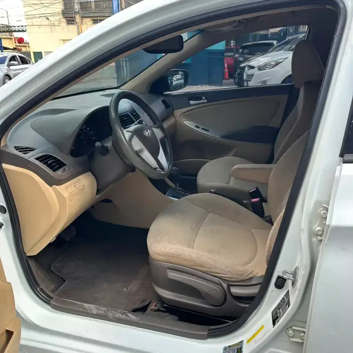 2013 Hyundai Accent — 8