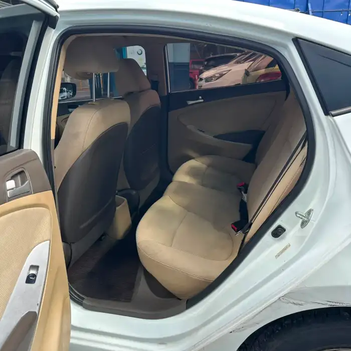 2013 Hyundai Accent — 9