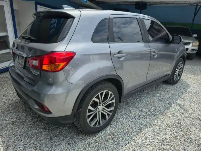 2019 Mitsubishi OUTLANDER SE SPORT — 4