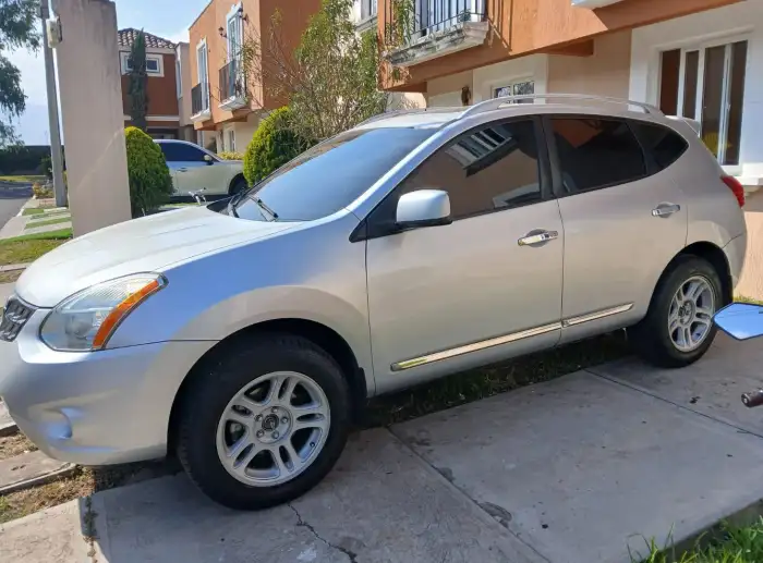 2011 Nissan ROGUE — 4