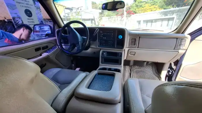 2004 Chevrolet Suburban — 4