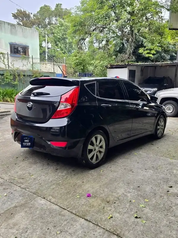 2013 Hyundai Accent — 4
