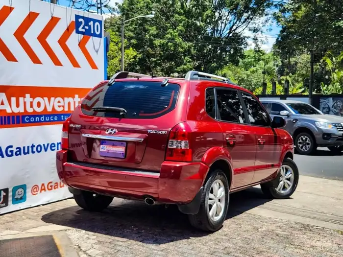 2010 Hyundai Tucson — 4