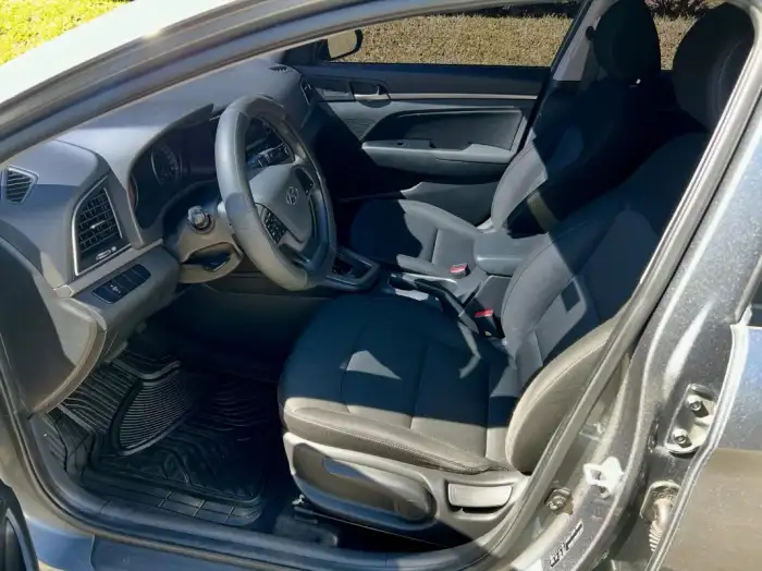 2017 Hyundai Elantra — 4