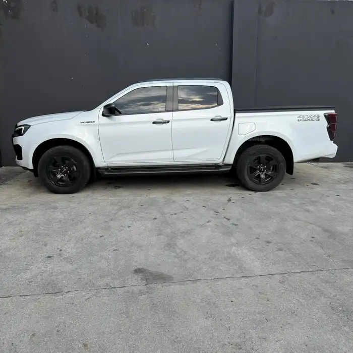 2025 Isuzu Dmax — 2
