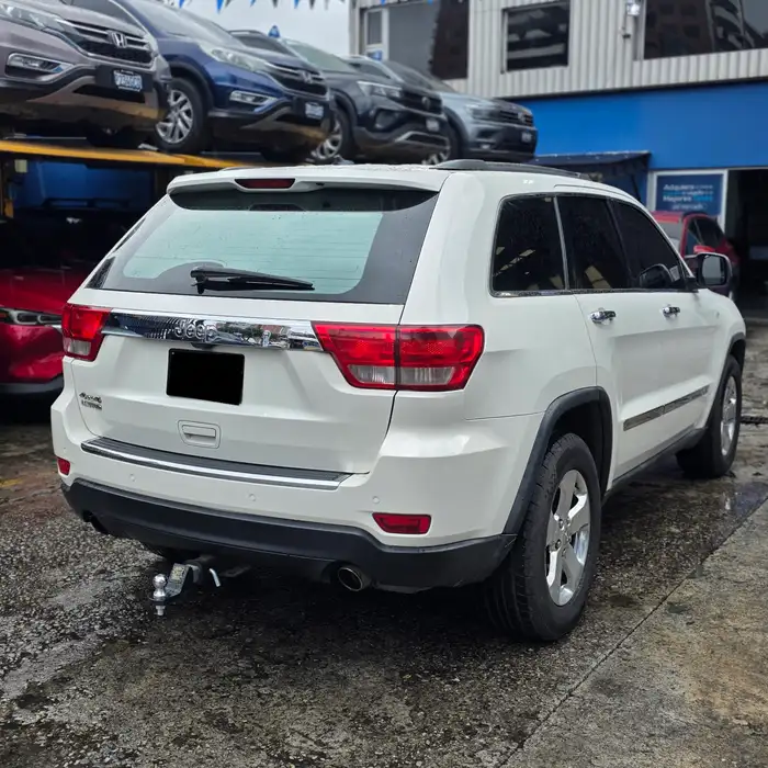 2011 Jeep GRAND CHEROKEE — 2